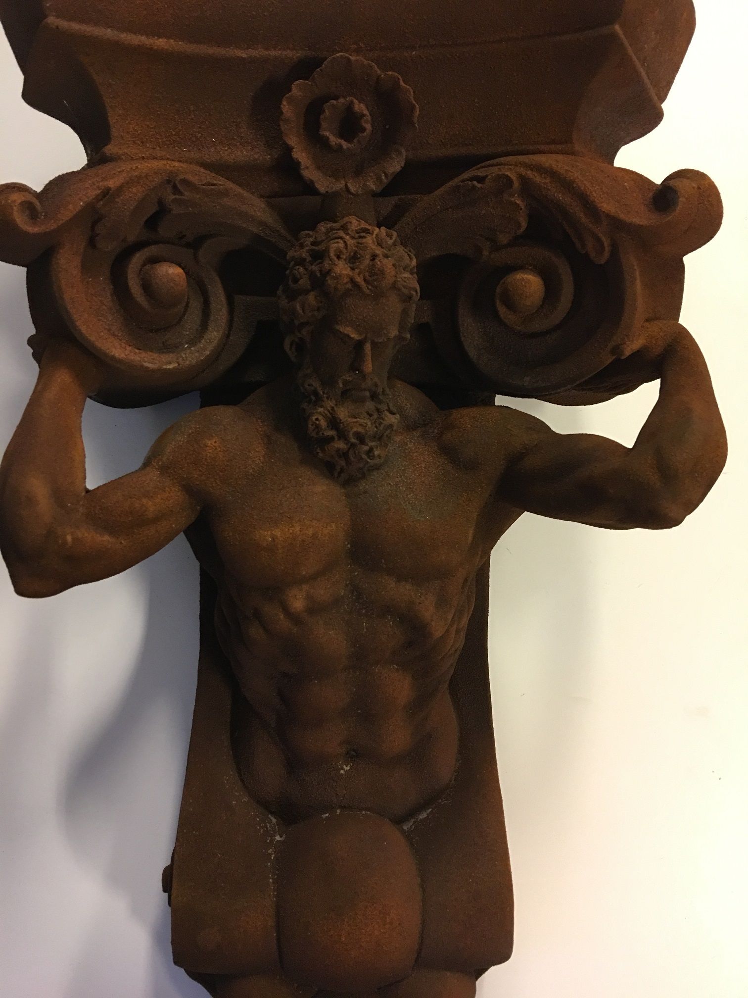 Zeer opvallende muurbeugel -ornament met gragende man, Polystone-rust